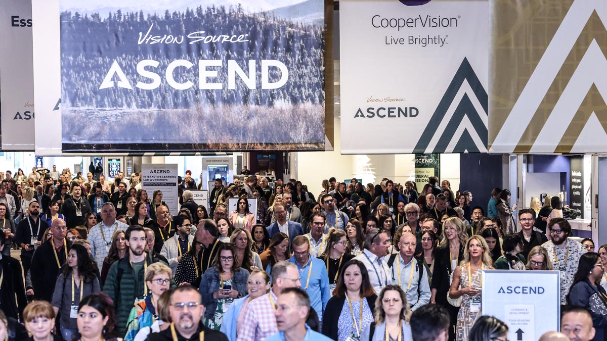 Convention hall crowd at the Vision Source Ascend trade show, photographed by a medical conference photographer